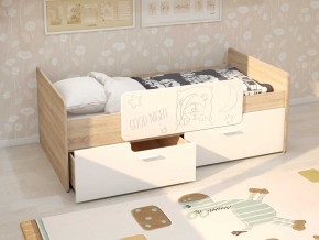 Кровать Умка дуб сонома с белыми ящиками и ограничителем в Сухом Логу - suhoj-log.magazinmebel.ru | фото